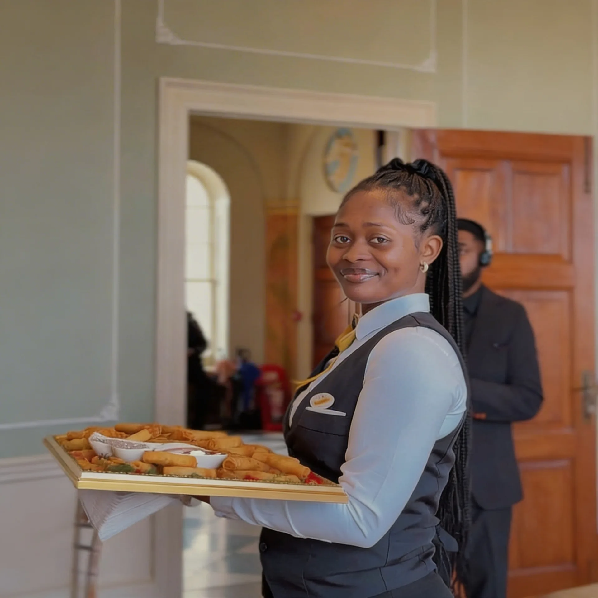 De'Osa Staff Serving